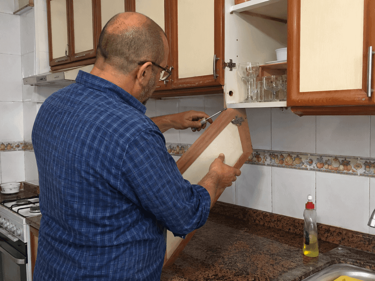Mersin mutfak dolabı yenileme — kapakların sökülmesi aşamasında demonte edilen dolap kapakları