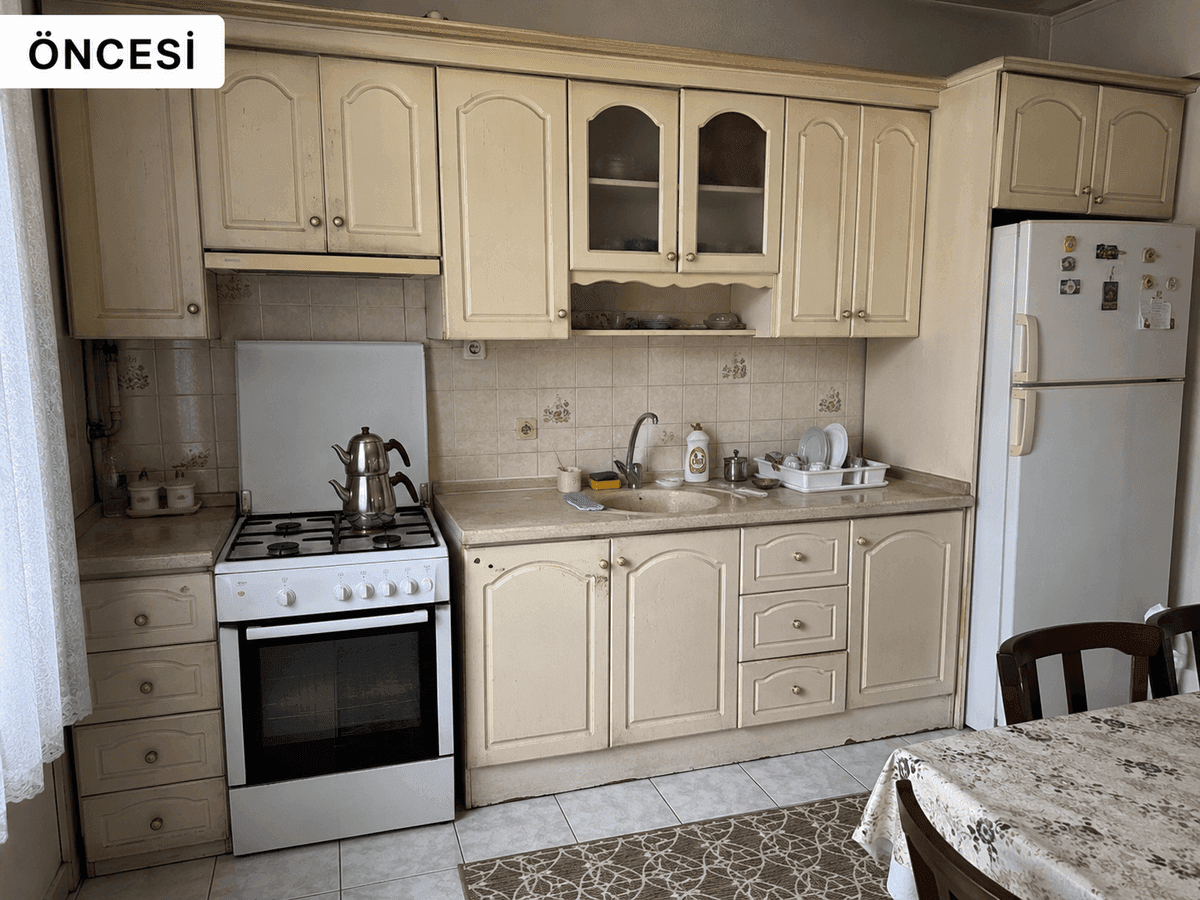 Mersin mutfak dolabı yenileme öncesi — kemerli krem ahşap kapaklar, desenli fayans ve beyaz fırın
