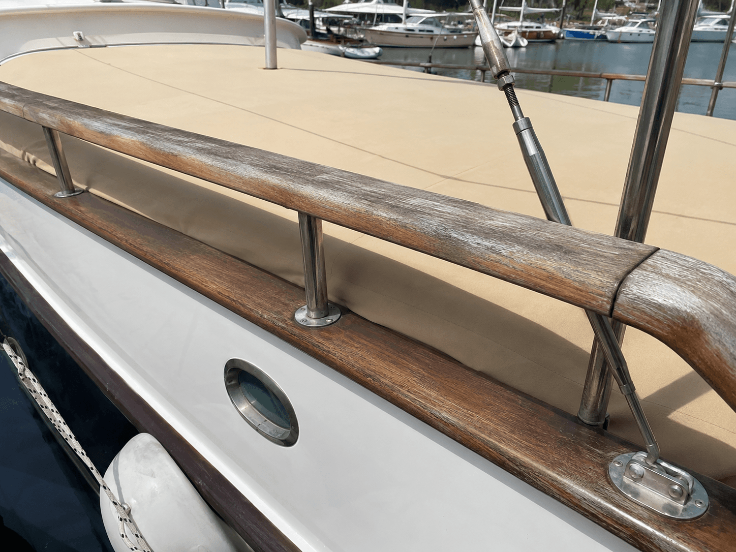 Mersin tekne ahşap küpeşte bakımı öncesi - solmuş ve yıpranmış küpeşte